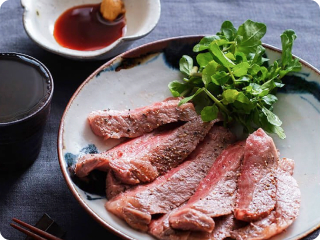 辛口の日本酒と料理を合わせたイメージ写真