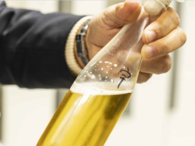 お酒を器に注ぐ様子