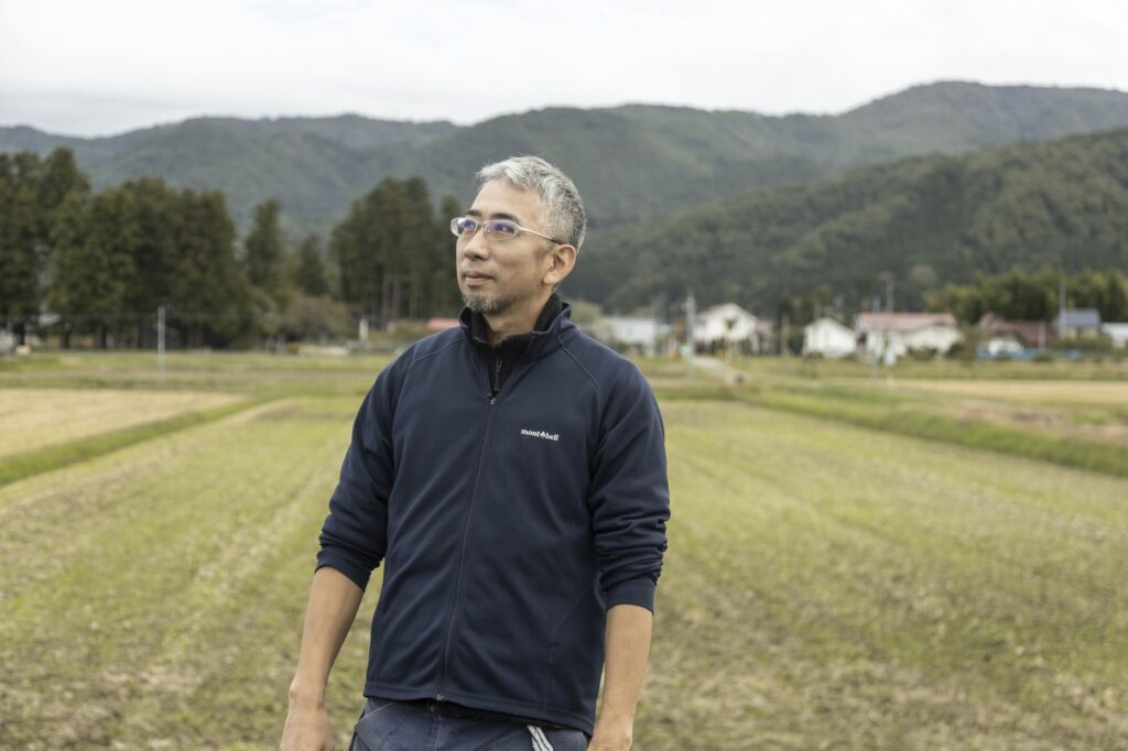 蔵の前に広がる自社田で。約4ヘクタールの自社田は8枚に分かれている。自社田の米3割、地元の契約農家の米7割を原料とする