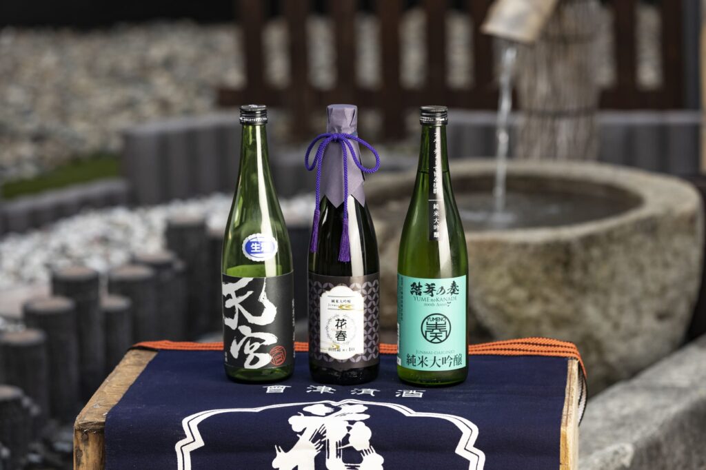 左から「天宮」、「花春　山田錦　純米大吟醸」、「結芽の奏　純米大吟醸」。2018年に柏木さんが蔵に戻って立ち上げた「天宮」は、オール手造りの新銘柄。500㎏の小さな仕込みで限定流通
＊「天宮」は、提携酒販店のみでの取り扱いとなっており、直売店では販売しておりません。詳しくはお問い合わせください