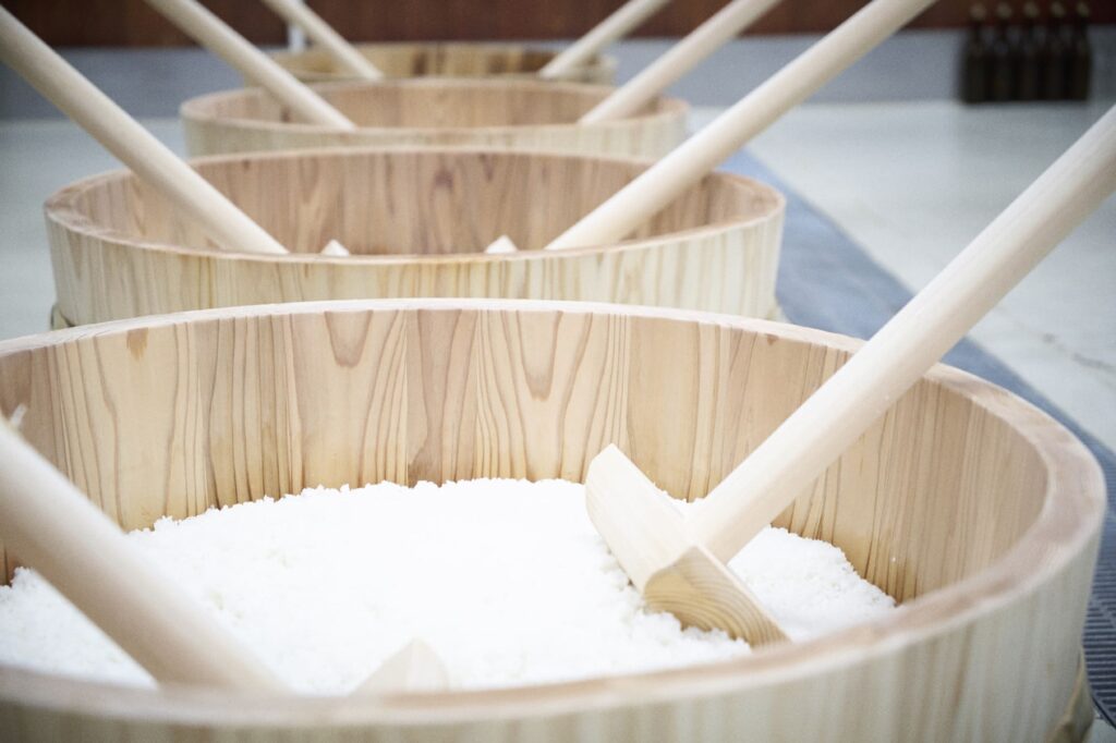 The process of the kimoto method. By grinding the rice and koji into a liquid state, an environment conducive to the growth of lactic acid bacteria is created, allowing the brewery to incorporate lactic acid from the air.