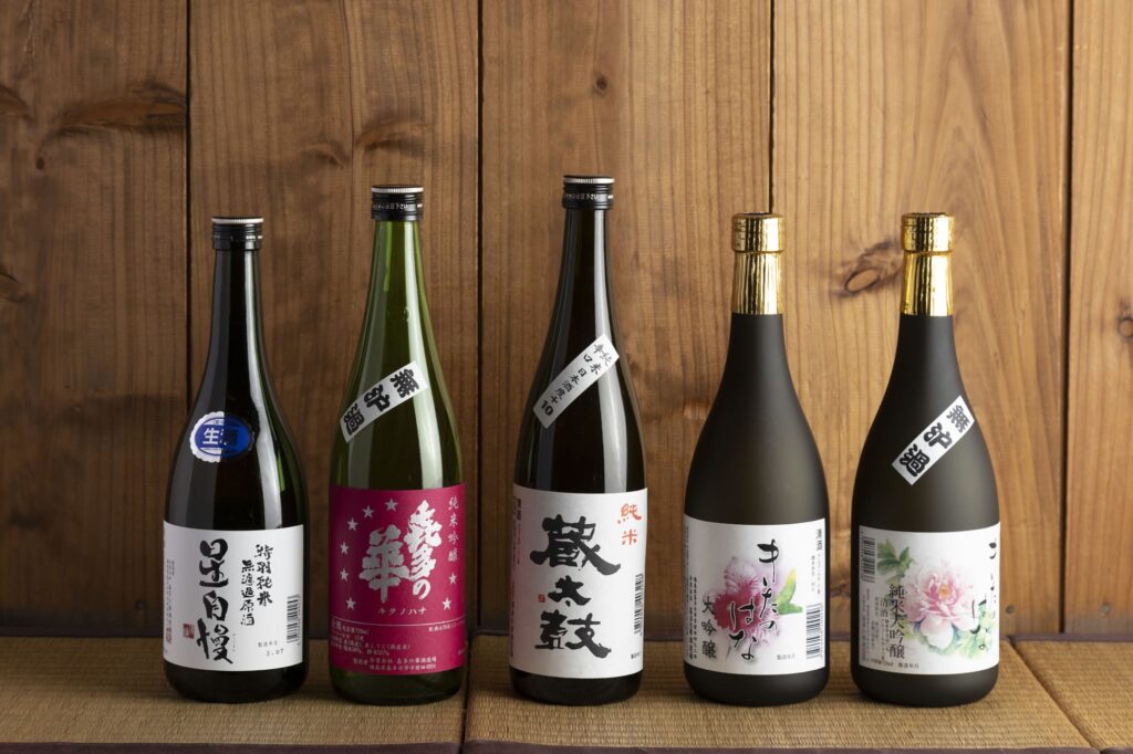 From left: 'Hoshijiman Tokubetsu Junmai Muroka Nama Genshu,' 'Kita no Hana Junmai Ginjo Muroka,' 'Kuradaiko Karakuchi Junmai +10,' 'Kitanohana Daiginjo,' and 'Kitanohana Junmai Daiginjo.' A common mellowness from the underflow water of the Iide mountain range can be tasted in all of them.