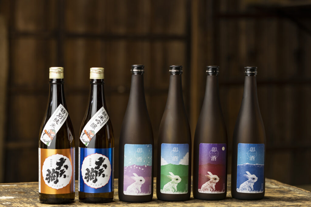 From left: 'Daitengu Tokubetsu Junmai,' 'Daitengu Junmai Ginjo,' 'Usake Shu Spring,' 'Usake Shu Summer,' 'Usake Shu Autumn,' and 'Usake Shu Winter.' For the 'Usake Shu' series launched by Saori, both the labels and the sake quality change with the four seasons.