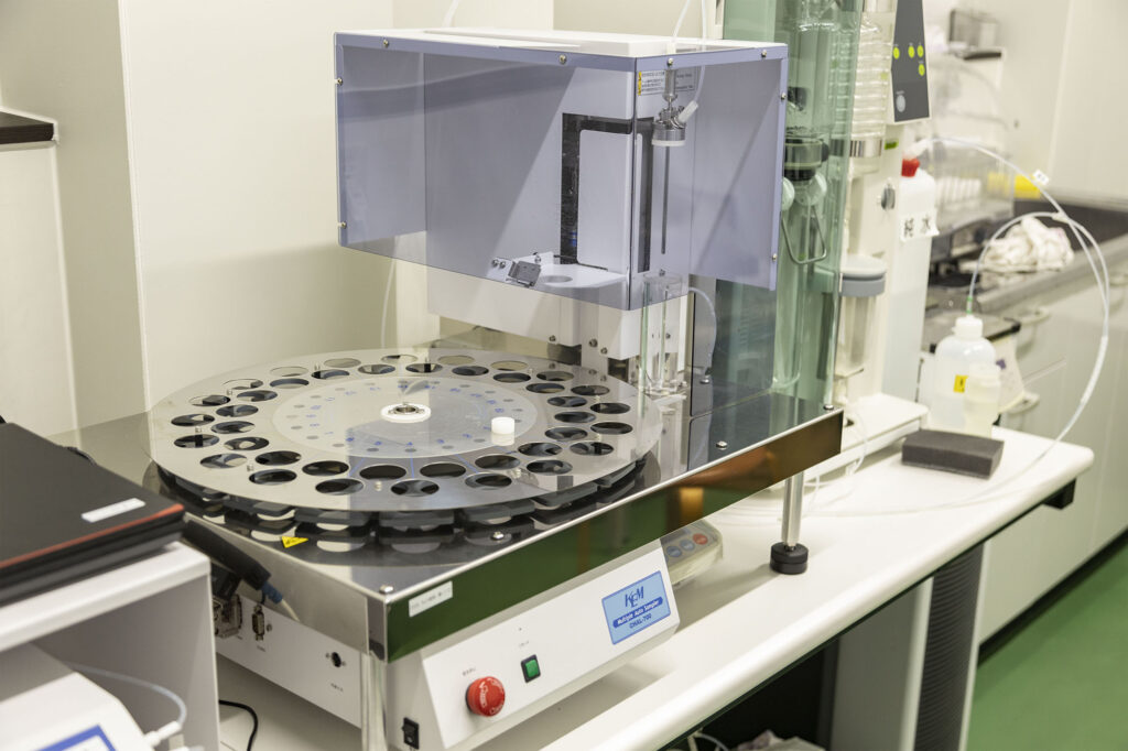In 2017, they introduced a mechanized analysis room to measure alcohol content, sake meter value (SMV), acidity, and amino acids, tasks that were conventionally done by sight.