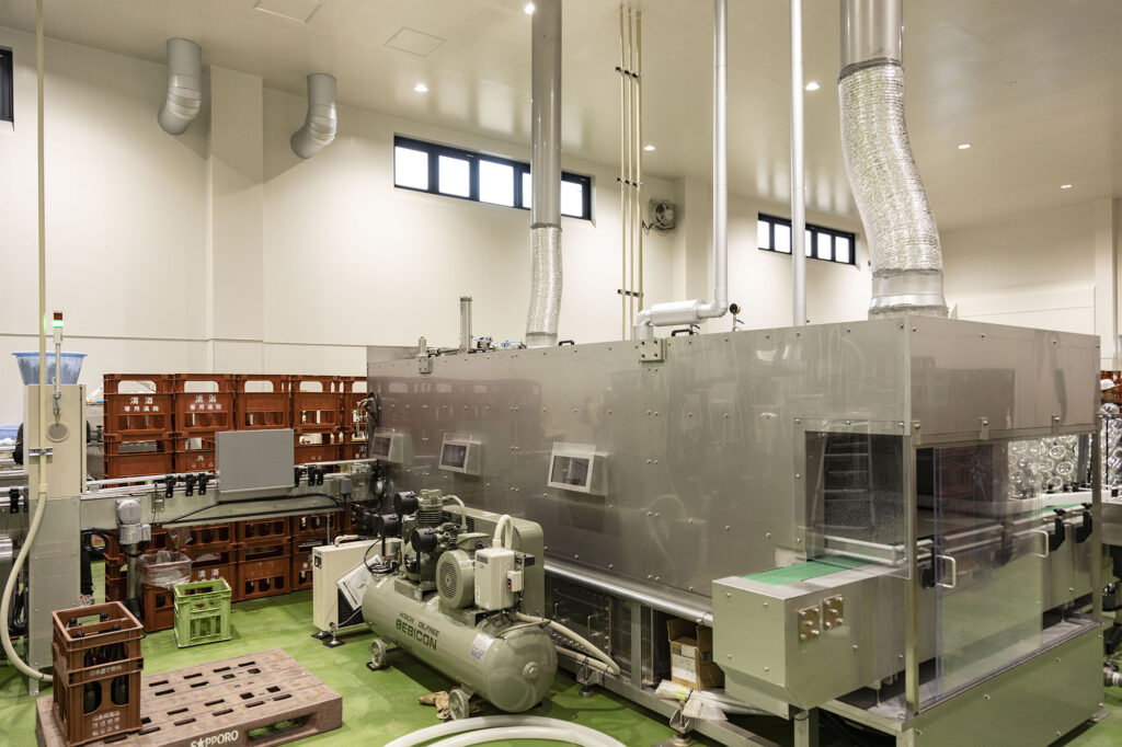 Equipment has also been introduced to streamline and speed up the pasteurization and bottling processes. The finished sake is shipped out quickly while still in its freshest state.