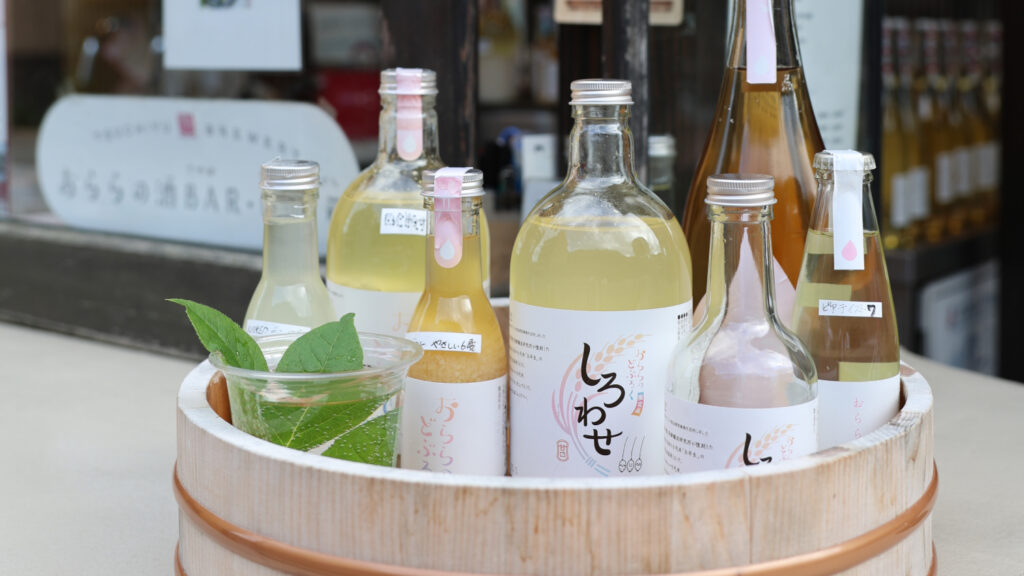 Food and beverage establishment and liquor retail store